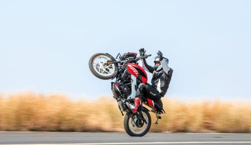 Bajaj Pulsar NS160 breaks the world record for the longest no-hands wheelie