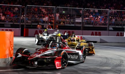 Mahindra Racing retains Edoardo Mortara and Nyck de Vries for GEN4 era